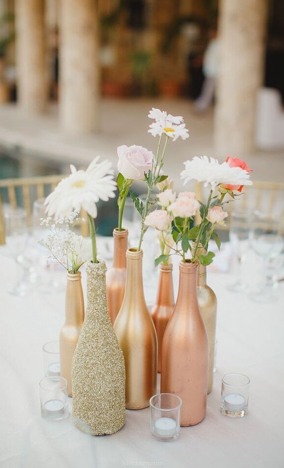 Décoration florale dans bouteille en verre mariage